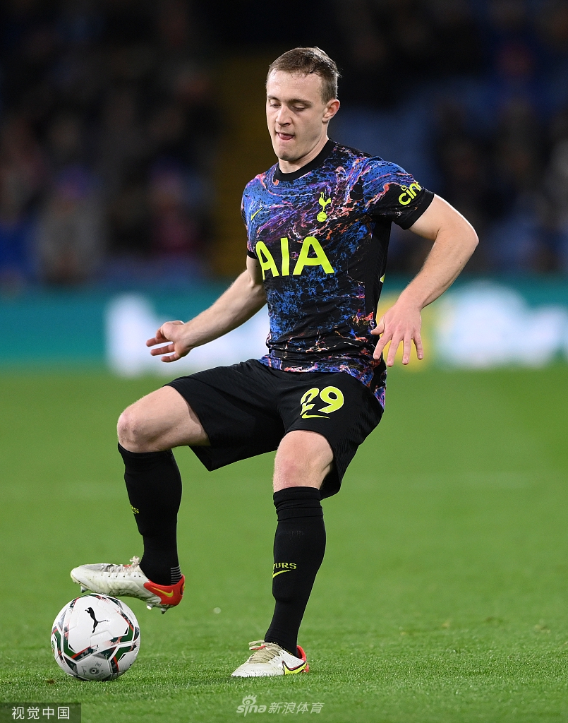 哈里·凯恩在本场比赛中担任场上队长，他正在奋力扛住伯恩利后卫的贴身逼抢，为队友创造进攻空间。