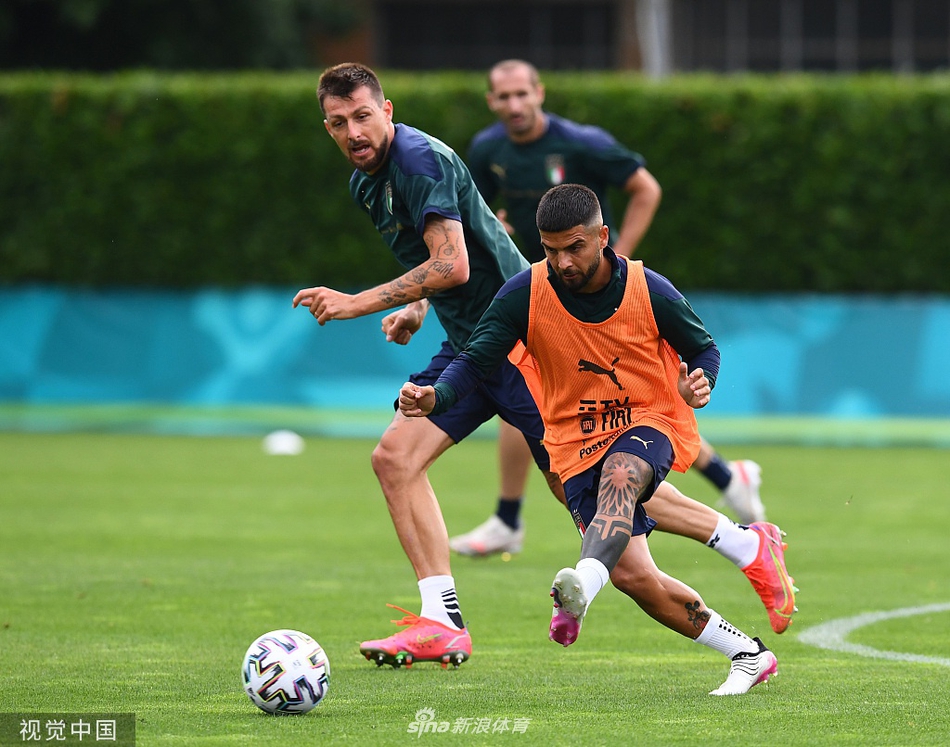 蓝衣军团的守门员教练正为唐纳鲁马递上水源，年轻的米兰门神目光坚毅，他身后的球门在夕阳下显得格外庄重，仿佛在等待这位天才门将的守护。