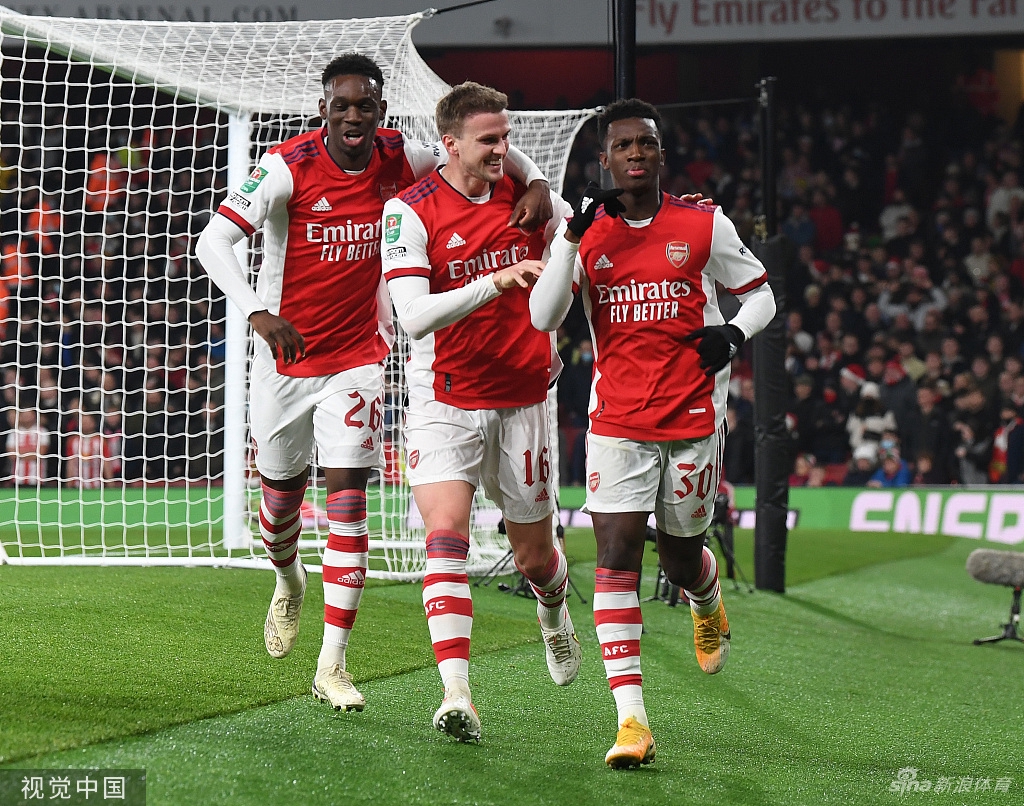 恩凯蒂亚打入精彩一球后兴奋滑跪，在草坪上留下胜利的轨迹