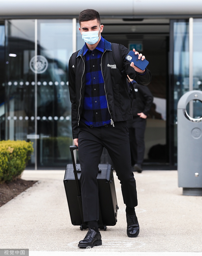 面对多特蒙德球员的贴身逼抢，曼城中场大脑德布劳内犹如在刀尖上起舞，他以教科书般的控球技术护住皮球，在漫天黄黑的喧嚣中冷静地寻找着撕开防线的致命一传。