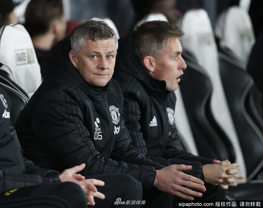 曼联的训练基地卡灵顿大门紧闭，但标志性的路标指示牌似乎在预示着球员们即将归来的方向。