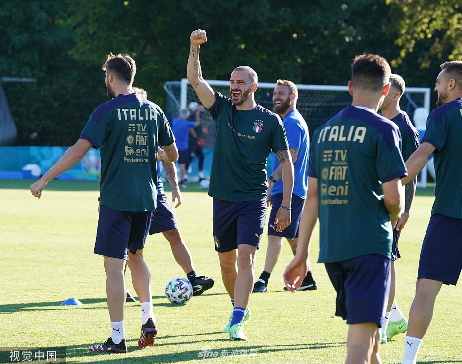 维拉蒂精细控球绕过障碍物，全神贯注仿佛在过掉比利时最顶尖的后卫，训练中的一丝不苟延续到比赛