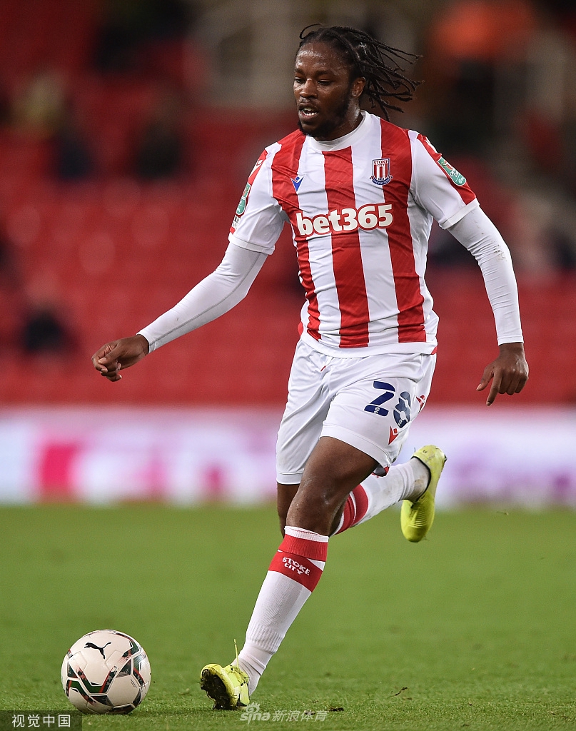 终场哨响一刻，布伦特福德的球员们如释重负，他们紧紧相拥，庆祝这场来之不易的胜利。而斯托克城球员则神情落寞地瘫坐在草皮上，胜负两重天的画面在绿茵场上形成鲜明对比。