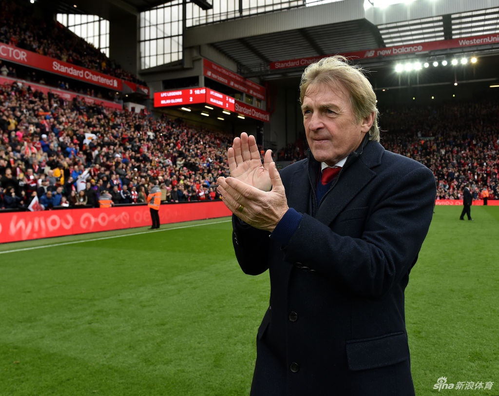 黑白影像中，年轻时的达格利什在安菲尔德球场挥汗如雨，他的每一次触球都仿佛在为这座城市镌刻荣耀的印记。