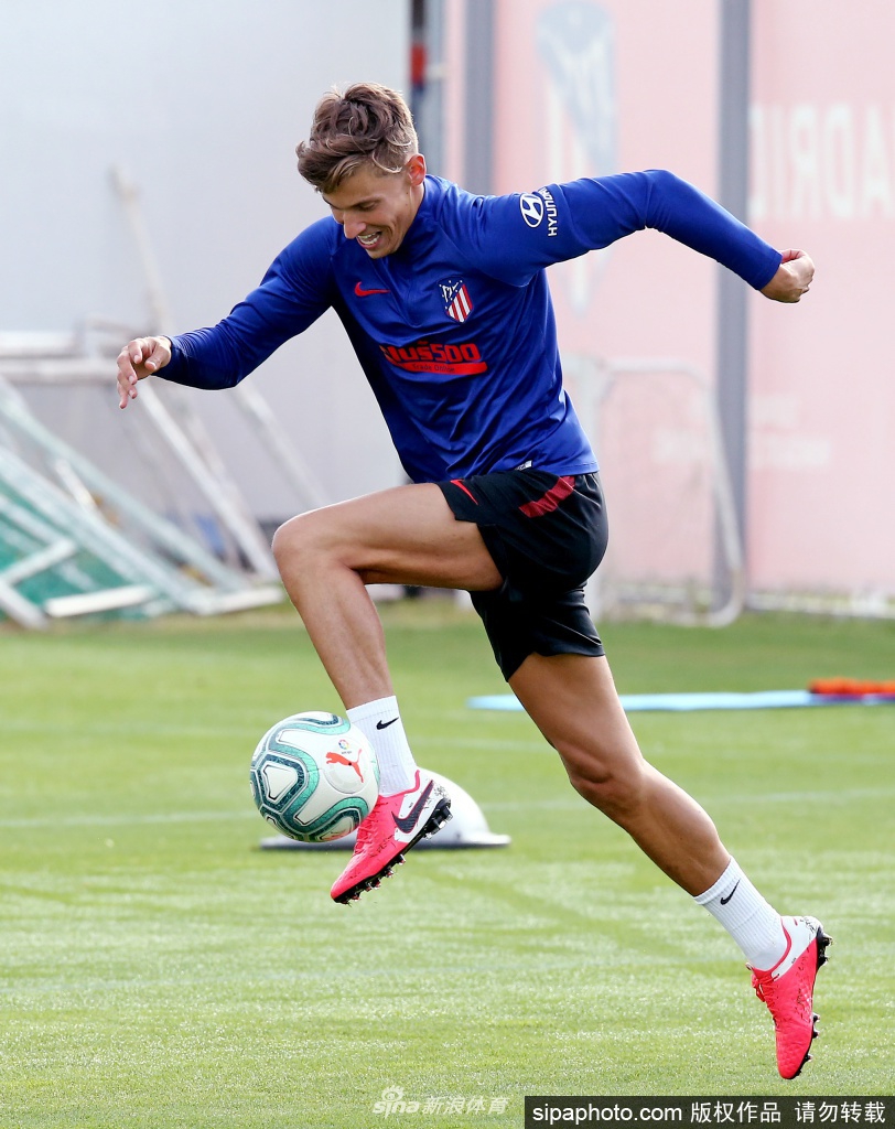 镜头聚焦下，一位马竞球员正在绕桩带球，他专注的神情仿佛周围空无一人，只有足球和脚下的绿茵才是世界的中心。