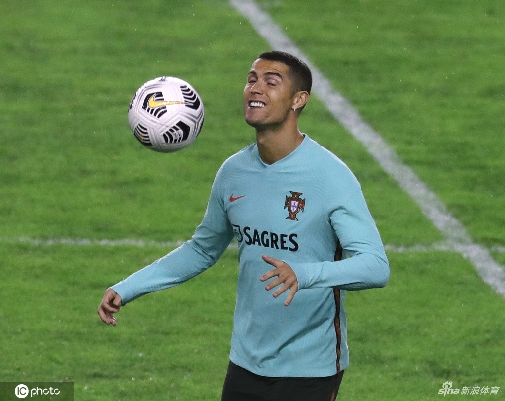 慢跑热身中的C罗神情专注而坚定，身边的队友布鲁诺·费尔南德斯紧随其后，这对黄金搭档的默契是葡萄牙撕开对手防线的关键。