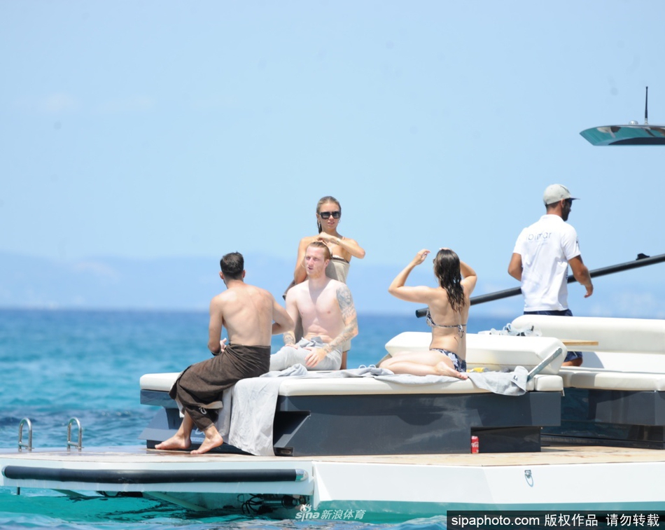 游艇甲板上，斯嘉丽温柔地为丈夫整理金发，罗伊斯则一脸宠溺地低头配合，这一刻他不是多特的领袖，只是一个沉浸在爱河中的普通丈夫