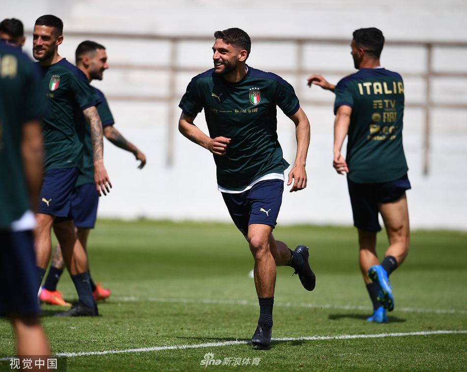 日落时分，意大利队在训练场进行最后的放松拉伸，夕阳为备战镀上一层金色光辉