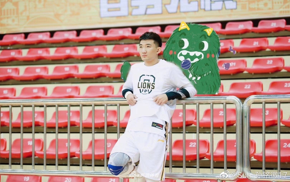 比赛开始前，孙铭徽与队友们围成一圈加油鼓劲，充分体现了广厦队全华班阵容的团结与凝聚力。