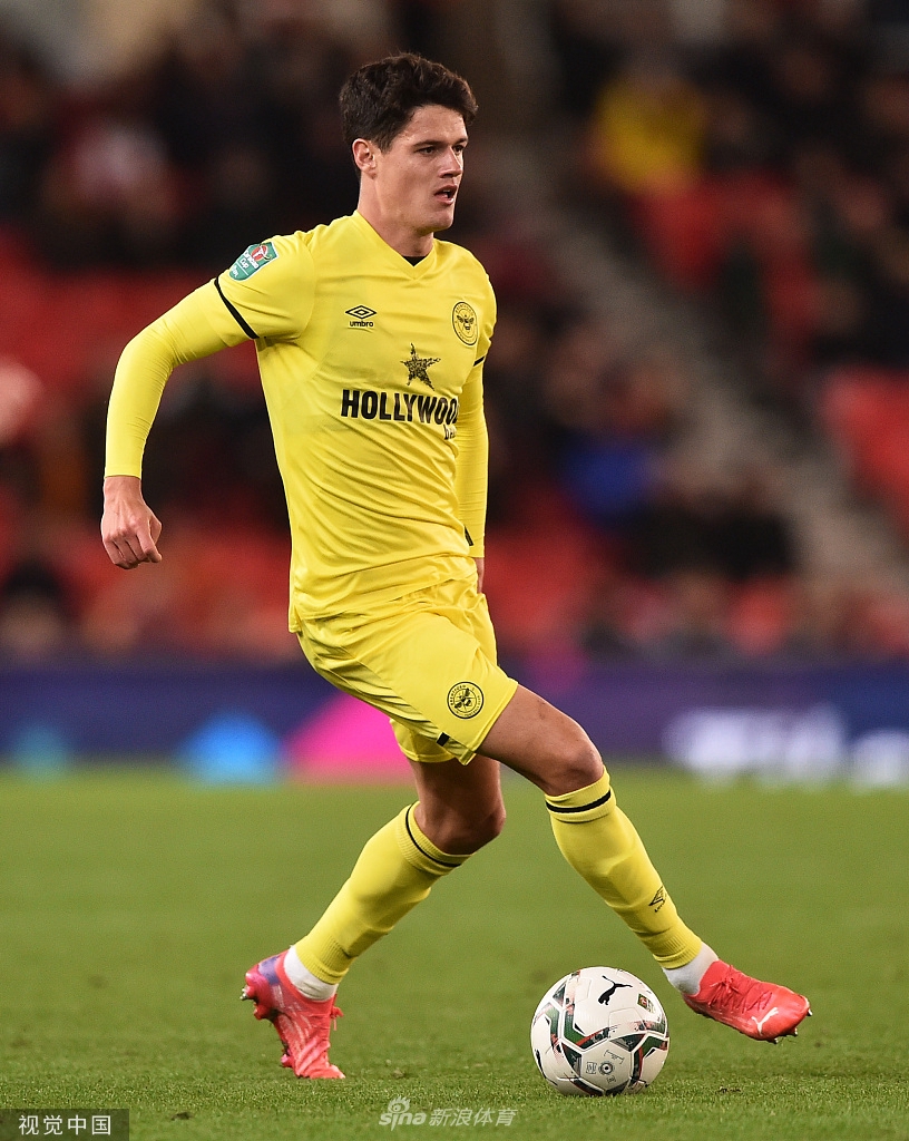 罗曼·索耶斯劲射破门后，表情复杂地转身离去，队友们上前祝贺，而他只是默默地拉起球衣，以此表达对曾经效力过的布伦特福德球迷的敬意，场面令人动容。