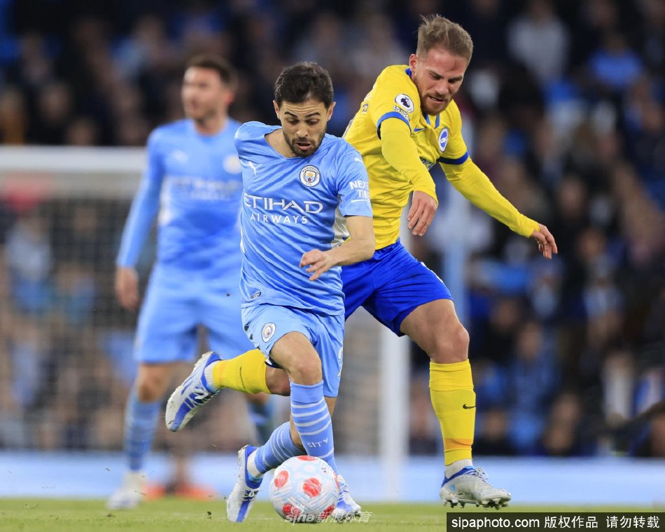 B席张开双臂在伊蒂哈德球场激情奔跑庆祝，背景是欢呼的曼城球迷