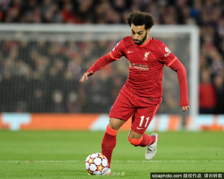 萨拉赫在比赛中灵动摆脱防守球员，如红色闪电般刺破对手防线