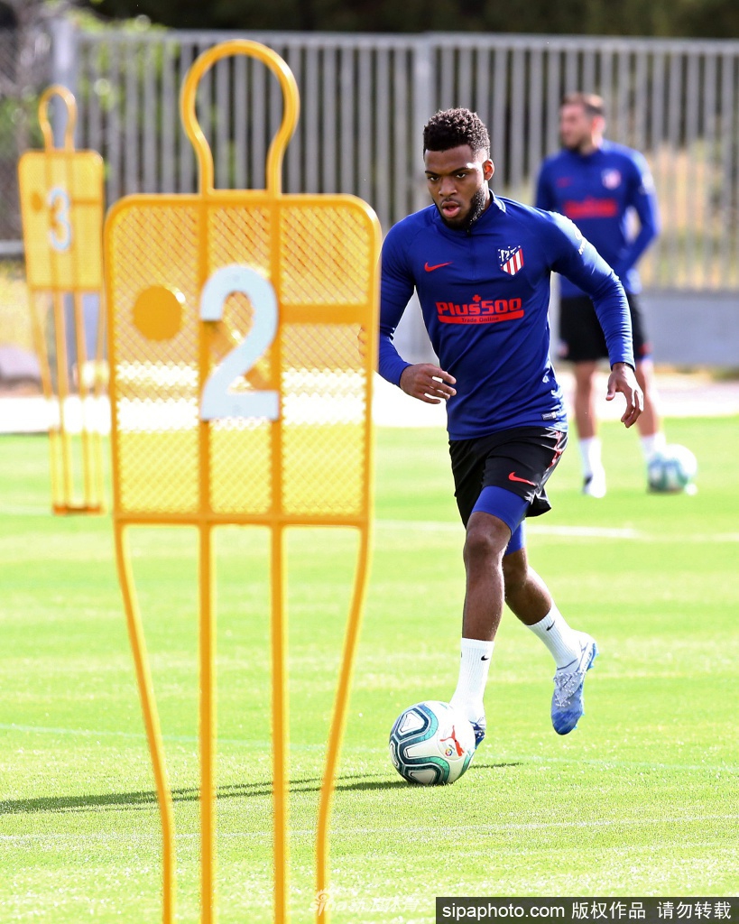 另一块场地上，球员正在进行头球练习，他高高跃起，身体在空中形成一道美丽的弧线，展现着顶级运动员的爆发力。