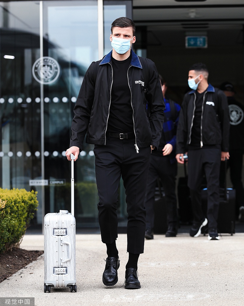 胜利的哨声响起，看台上的曼城远征军成为了威斯特法伦球场中最幸福的孤岛，他们挥动着天蓝色的围巾，用尽全力呐喊，见证球队冲破历史壁垒的历史性一刻。