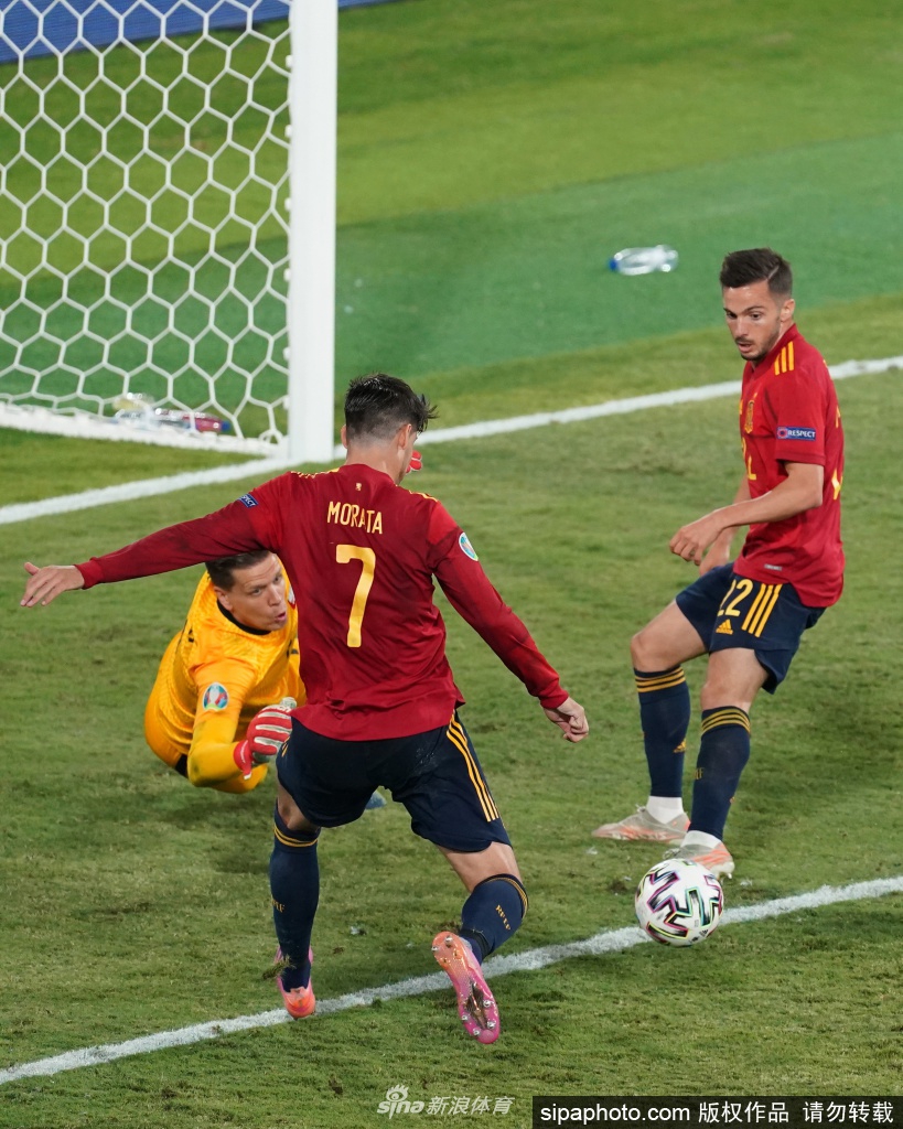 进球后的莫拉塔被疯狂的队友们团团围住，奥尔莫跳上他的背，费兰·托雷斯紧握双拳在他耳边咆哮，这一刻他们不是一个人在战斗，整个西班牙队都因这粒价值千金的进球而紧紧相拥。