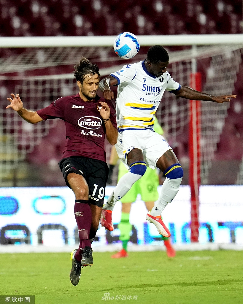 维罗纳前锋卡利尼奇在完成梅开二度后激情怒吼，他的周围是沮丧的萨勒尼塔纳防守球员。这声怒吼宣泄着进球后的畅快，也像一记重锤，狠狠敲击着主队球迷的心房。