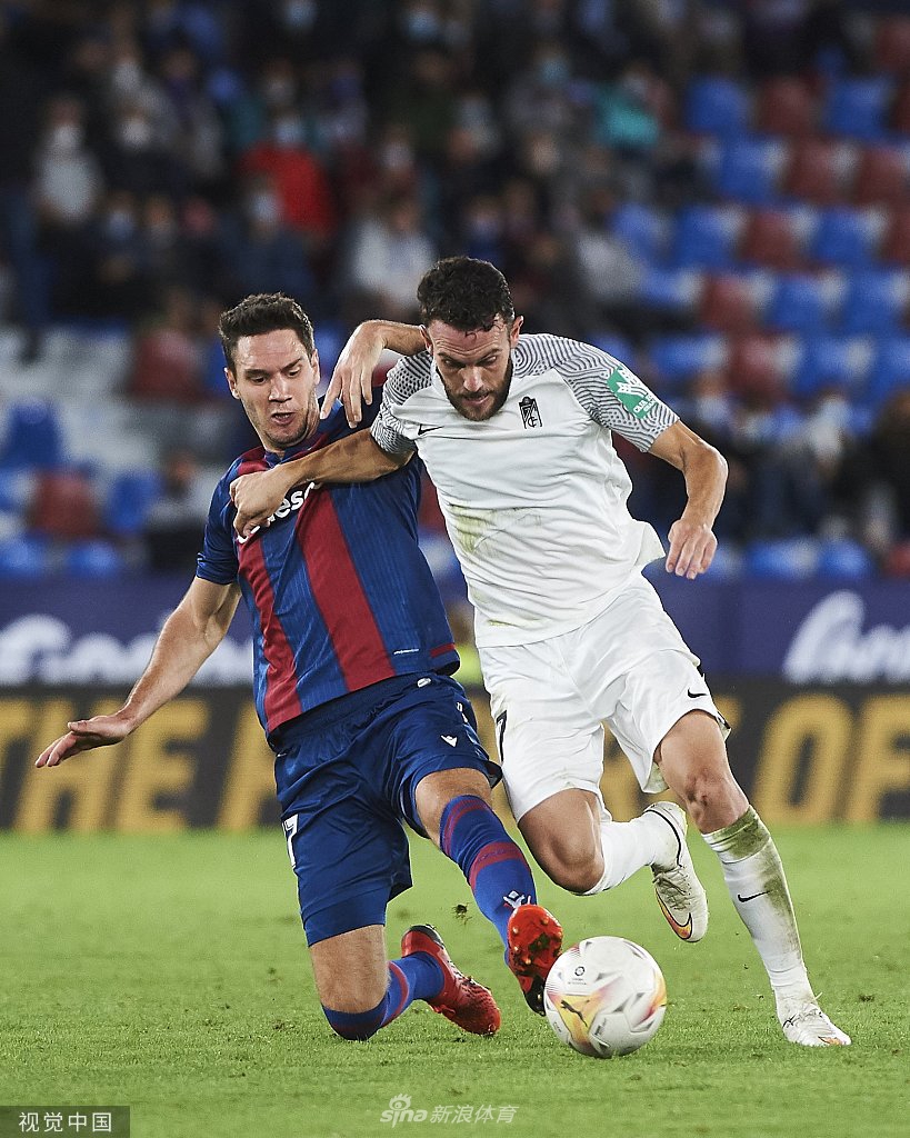 进球功臣路易斯-苏亚雷斯在起脚推射的瞬间，他身体舒展，目光如炬紧紧盯着脚下的皮球，身旁的莱万特防守队员虽然奋力伸腿拦截，但已然无法阻挡这粒决定比赛走向的关键进球。