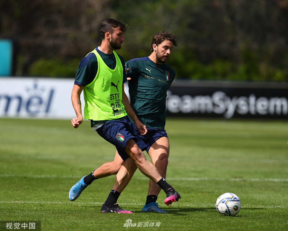 若日尼奥在训练间隙露出狡黠的笑容，他独特的“点球跳步”和在中场的优雅拦截，将成为意大利队前行的重要保障。