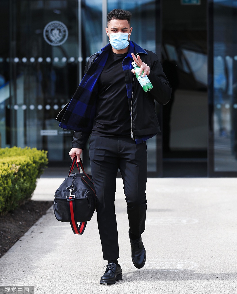 在漫天的黄黑色围巾与震耳欲聋的声浪中，曼城将士们眼神坚毅地踏上威斯特法伦球场的草皮，这里不仅是竞技场，更是他们渴望征服的修罗场。