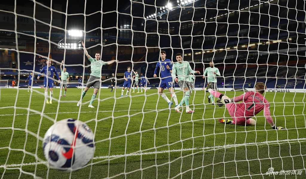 阿斯皮利凯塔在边路与埃弗顿球员展开激烈拼抢，他坚毅的面庞和奋不顾身的铲抢，完美诠释了切尔西队长袖标所承载的责任与铁血精神。