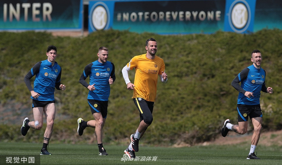 训练结束后，德弗赖与什克里尼亚尔等后防中坚一起放松拉伸，稳固的防守体系正是源自于场下的相互信任和努力。