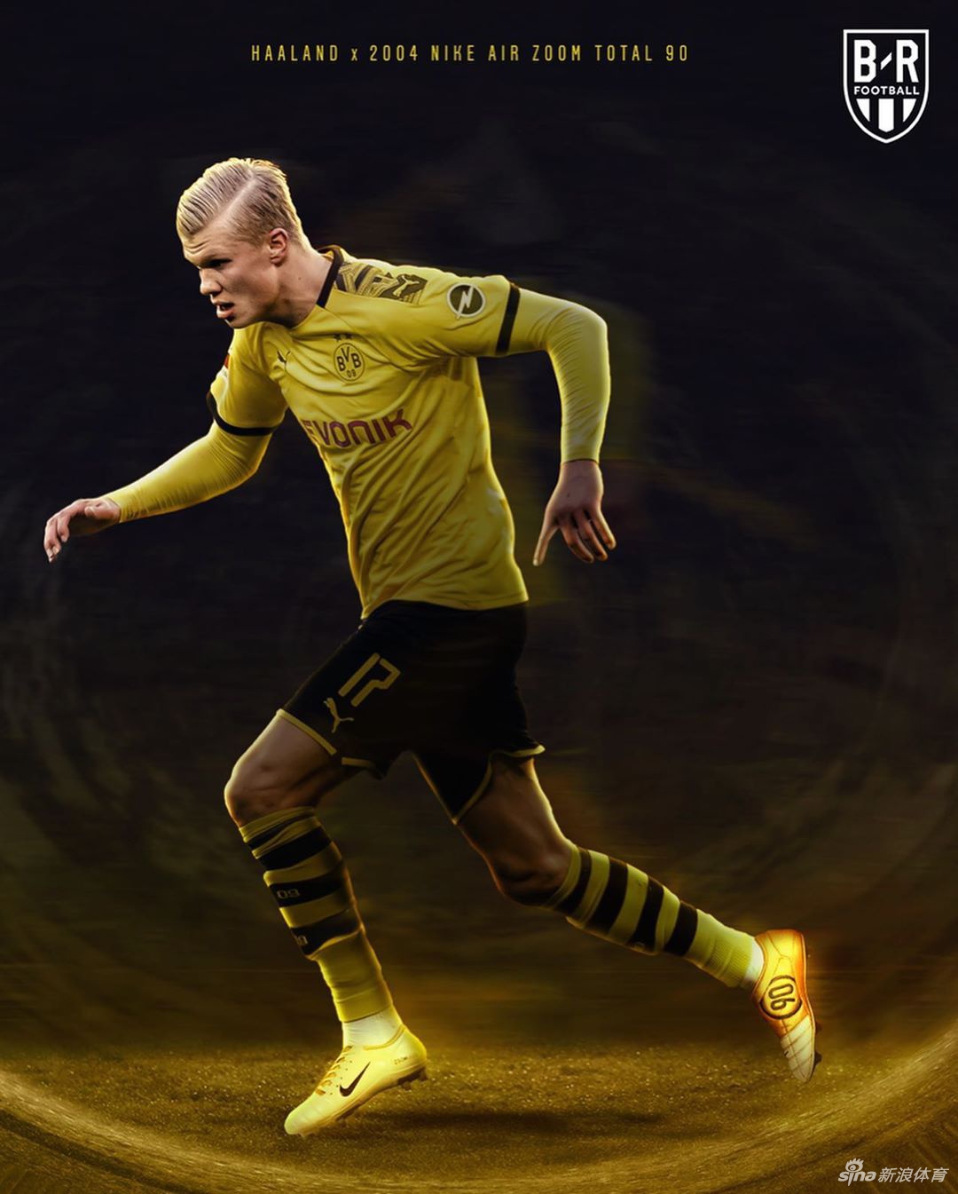 一双银蓝配色的耐克水星战靴以动感姿态呈现，极具视觉冲击力的设计让人瞬间回想起1998年那个在法兰西横空出世的“外星人”罗纳尔多。