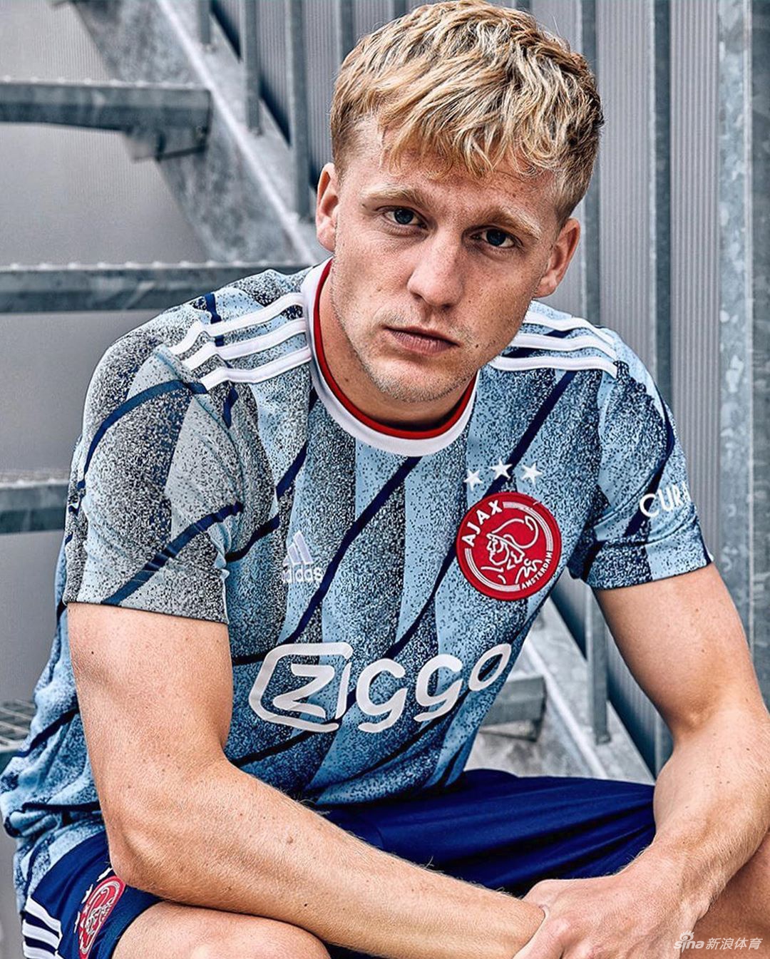 另一角度欣赏国米球衣的独特质感，光影流转间，蓝黑色的锯齿条纹仿佛拥有了生命，展现了意甲时尚之都的独特品味