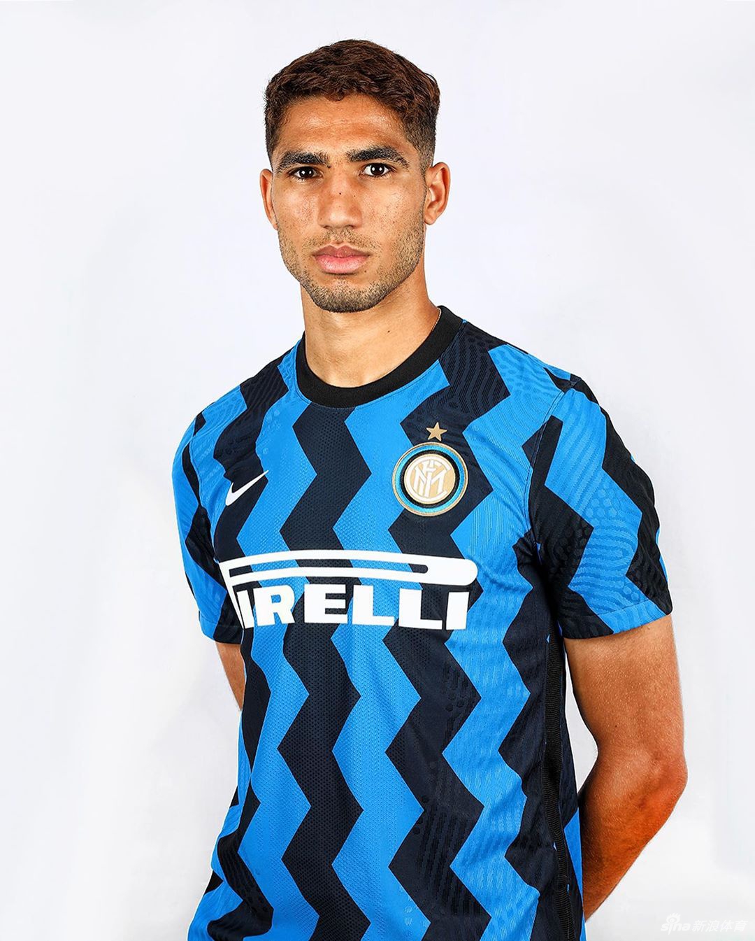 加泰罗尼亚之魂，巴萨新赛季球衣史无前例地将神圣的红蓝条纹与红黄相间的令旗融为一体，胸前仿佛飘扬着一面旗帜