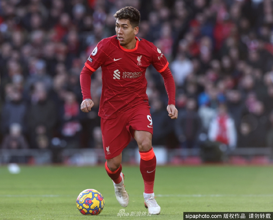 菲尔米诺与萨拉赫在训练中默契击掌，红箭三侠的友谊与默契尽显无疑