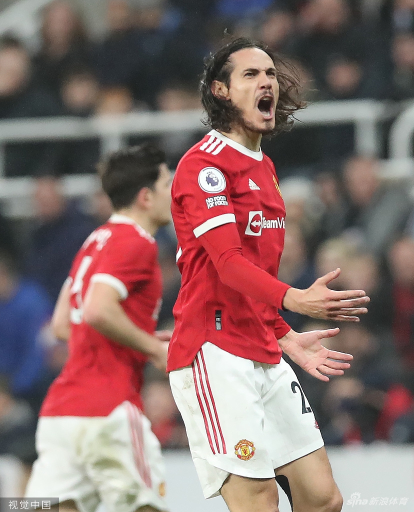 C罗在纽卡斯尔后卫包夹中奋力起跳争顶，眼神专注如鹰