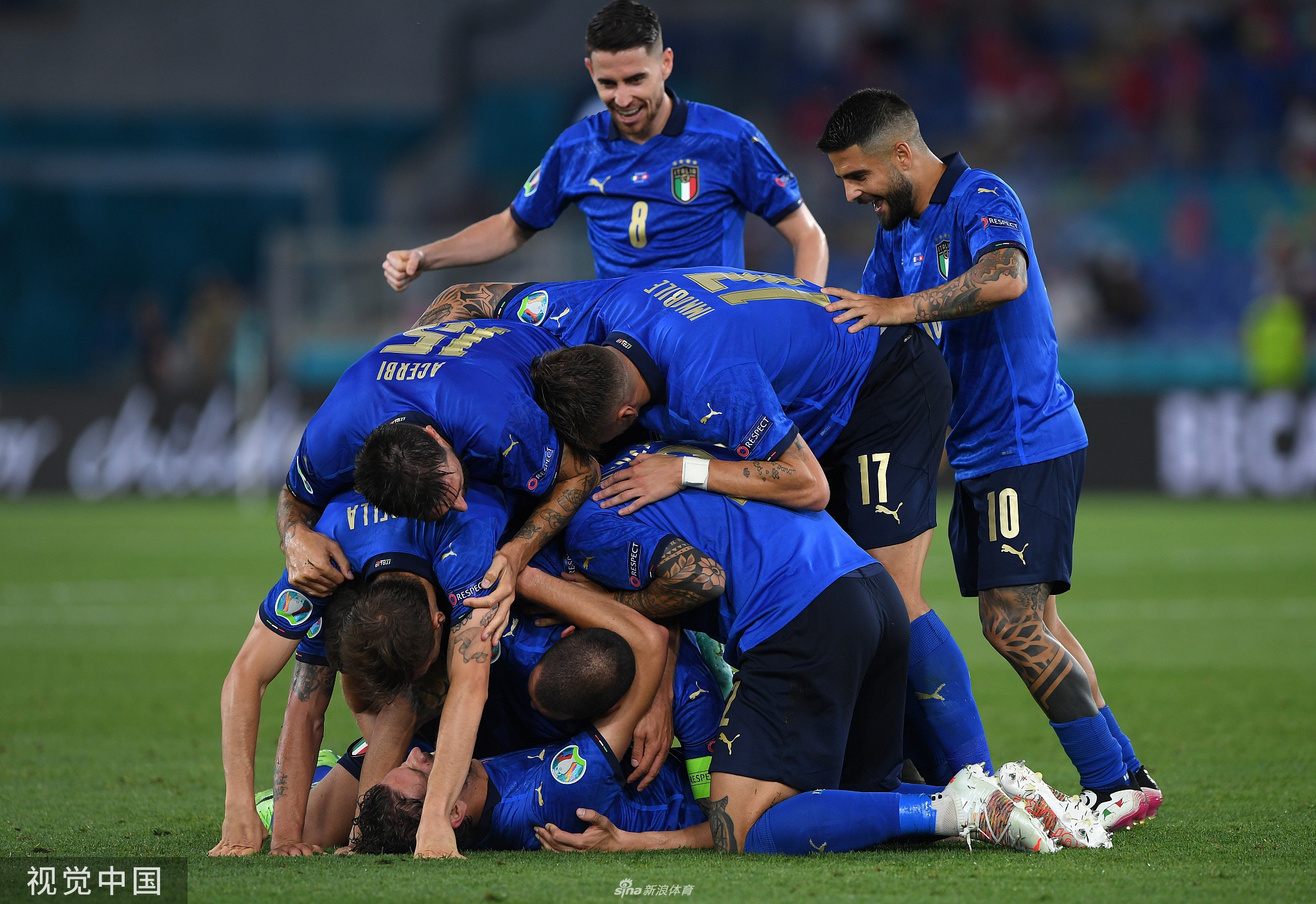 罗马奥林匹克球场的记分牌定格在3-0，意大利球员们与现场球迷共同沉浸在晋级的狂喜中，蓝色的旗帜迎风飘扬，共同谱写了这个属于意大利足球的完美之夜。