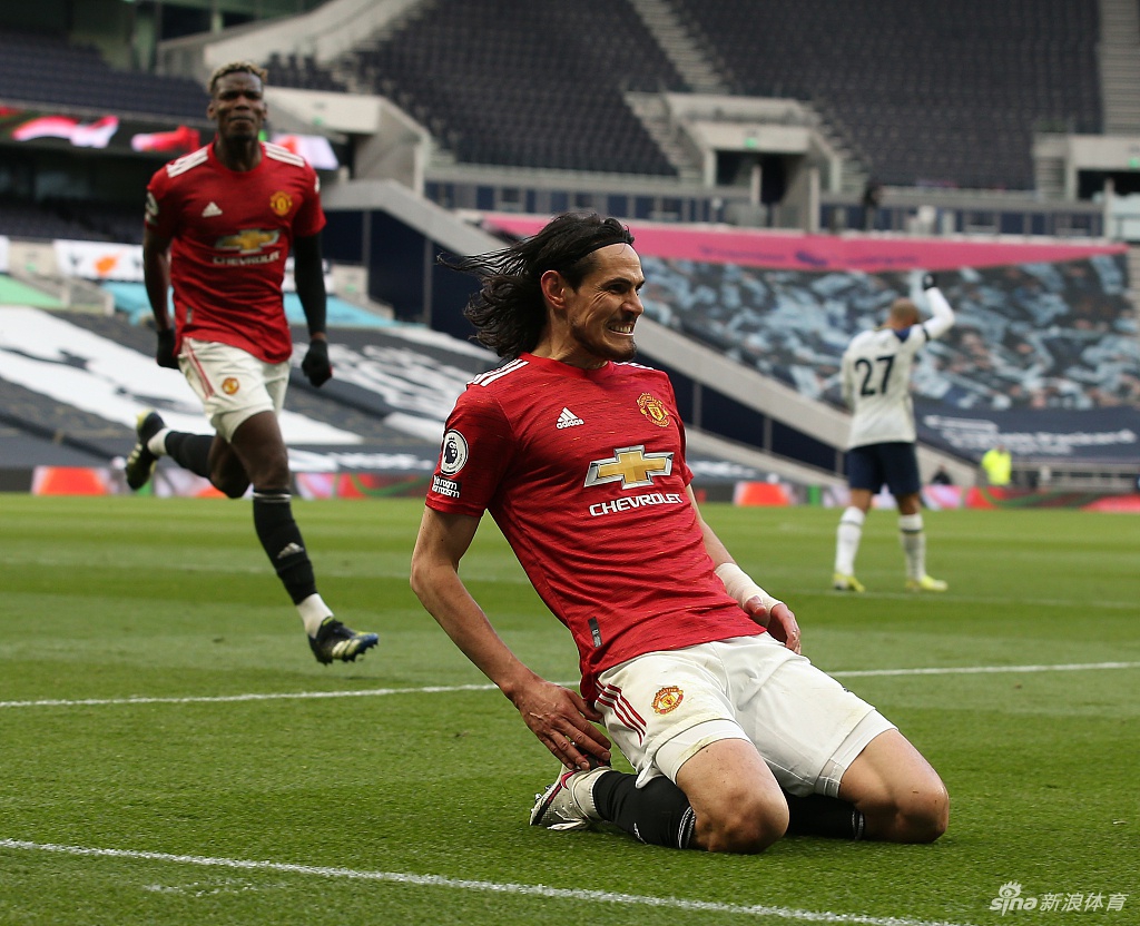 在万众瞩目之下，卡瓦尼与队友格林伍德击掌相庆，两人眼神交汇，传递着信任与喜悦，这一刻，红魔的团队精神在赛场上熠熠生辉。