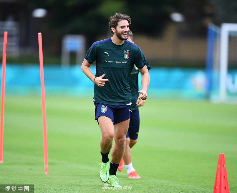 小基耶萨在训练中全神贯注，他脚下灵活地盘带着足球，眼神坚定地望向球门，仿佛已经准备好用一粒精彩的进球为球队打开胜利之门。