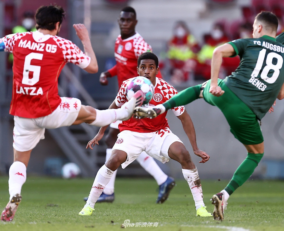 在一次高空球争抢中，美因茨前锋奥尼西沃与奥格斯堡的弗伦贝格同时起跳，两人身体在空中形成对抗，像两架争夺领地的战斗机，时间仿佛在那一刻凝固。