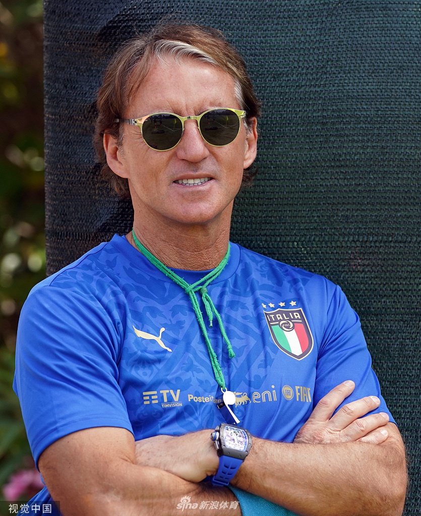 因西涅在训练中带球突破，脚下技术娴熟，表情专注而充满斗志