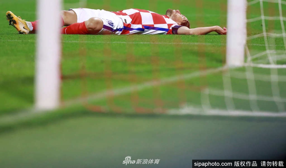 在聚光灯下的颁奖时刻，莫德里奇双手捧起象征克罗地亚年度最佳的奖杯，嘴角浮现出标志性的谦逊微笑。这座沉甸甸的奖杯，不仅映照出他第九次加冕的辉煌，更凝聚着从战火中走出的放羊娃，用双脚谱写出的不屈传奇。