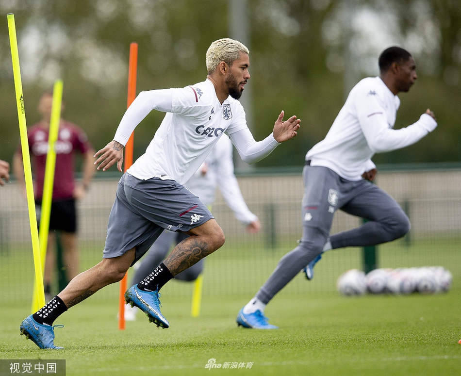 国际米兰的荣誉墙上，那些闪耀的奖杯与新队歌的标识同框，过去的光荣与未来的憧憬在此刻静静对话。