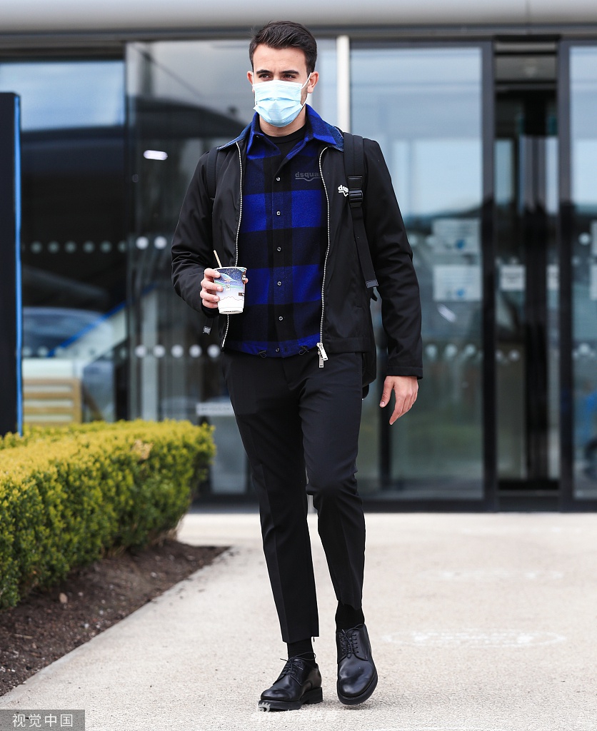 点球命中后的马赫雷斯，在客队球迷区前尽情宣泄着情绪，他攥紧的双拳和怒吼的面容，不仅宣告比分被扳平，更象征着曼城挣脱了多年来缠绕心头的欧冠枷锁。