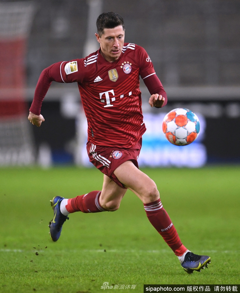 莱万在比赛中专注突破防守，展现世界级前锋的犀利与决心