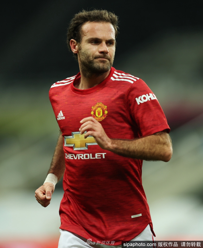 胡安·马塔在曼联主场老特拉福德球场深情凝望，身后是著名的‘梦剧场’看台，眼神中充满对这片绿茵场的眷恋与回忆