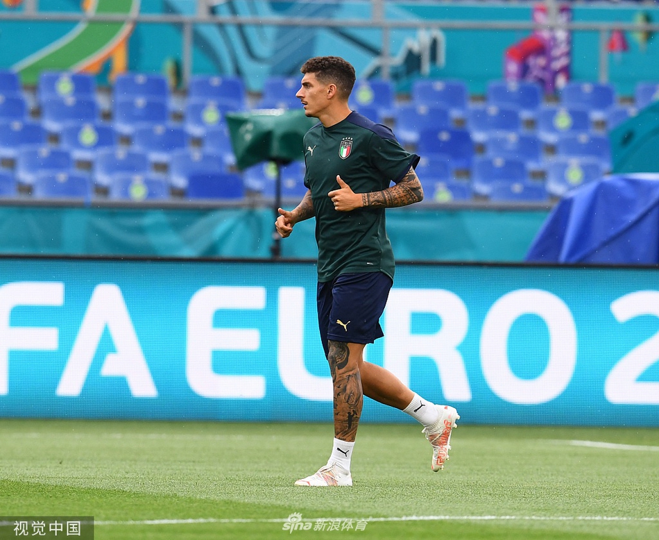 弗洛伦齐咬牙完成冲刺跑，他的身影与奥林匹克球场看台上的座位构成一幅充满动感的画面