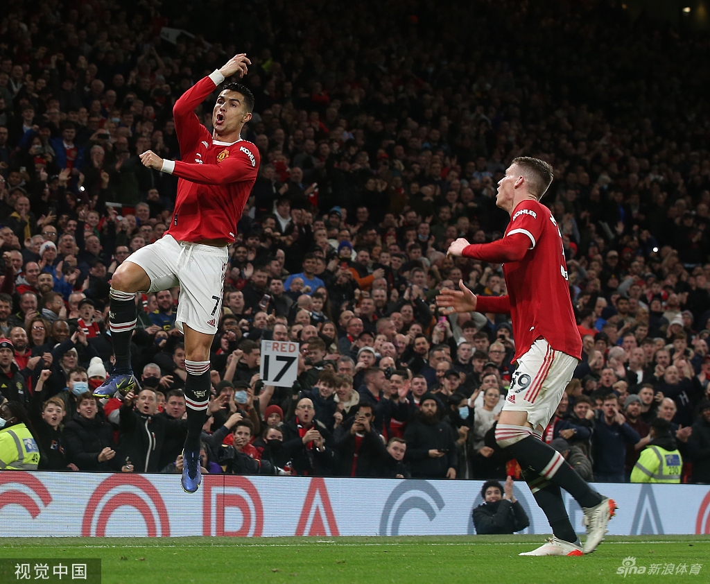 麦克托米奈与伯恩利球员激烈拼抢，寸土不让展现中场硬度