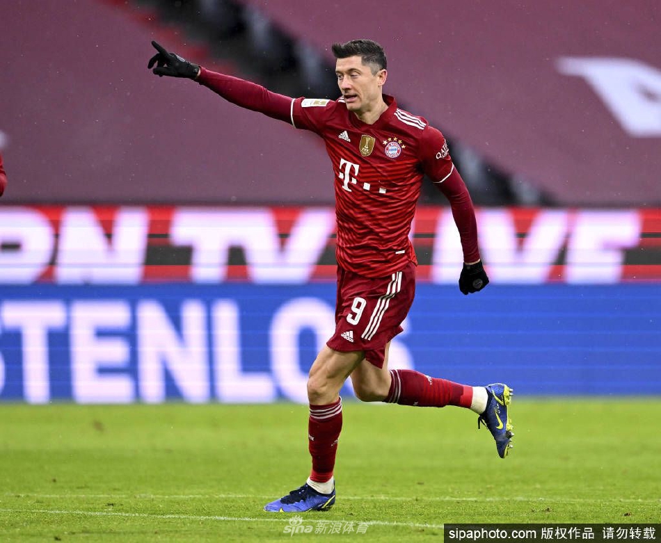 WhoScored数据对比图可视化呈现莱万一人的进球柱状图远超曼联四人组合柱状图