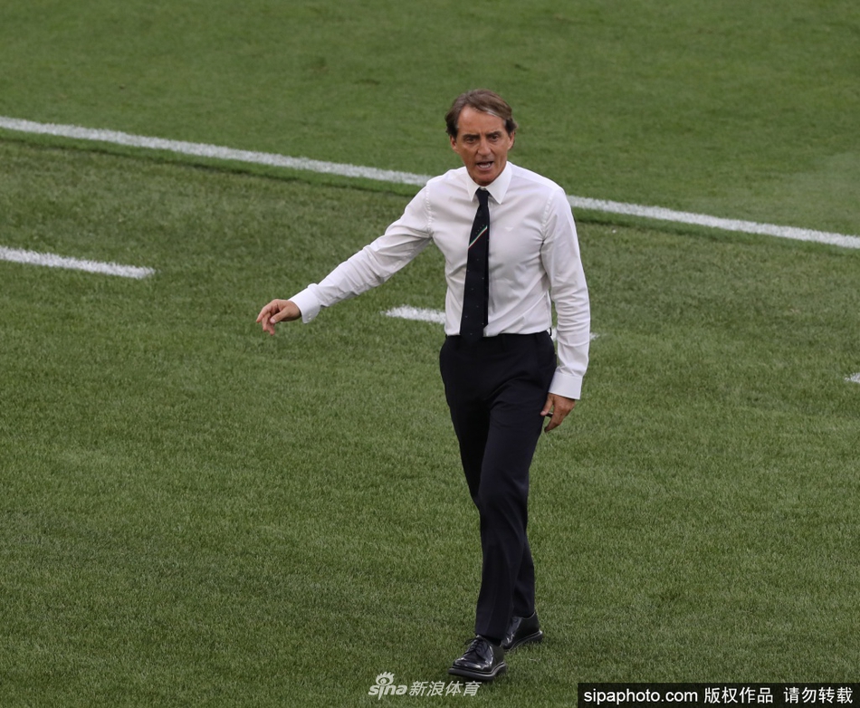 曼奇尼场边从容指挥 传奇教头引领蓝衣军团重返荣耀之巅