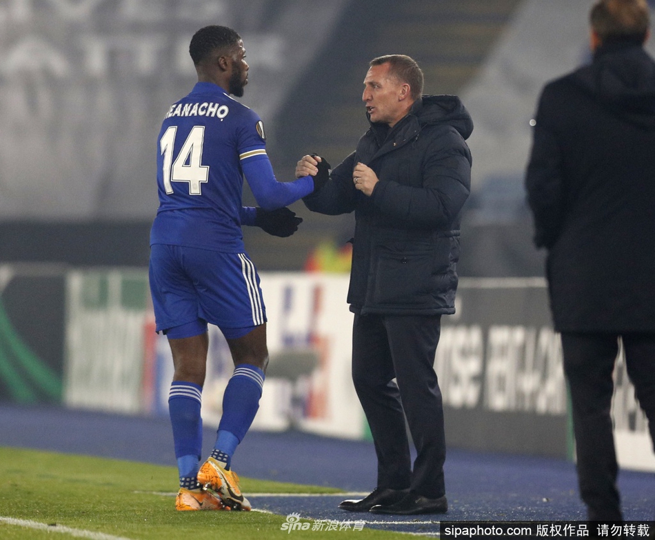 伊希纳乔在比赛中完成一次精彩配合后振臂欢呼，与王权球场沸腾的球迷看台融为一体。这一刻的激情与呐喊，正是他深受莱斯特城球迷喜爱的最佳写照。