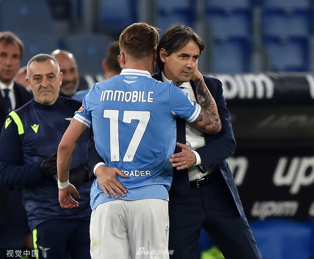 恰尔汗奥卢在中场拼尽全力试图阻止拉齐奥球员的推进，身体几乎失去平衡，画面定格了他在这场艰难比赛中的不屈与挣扎。