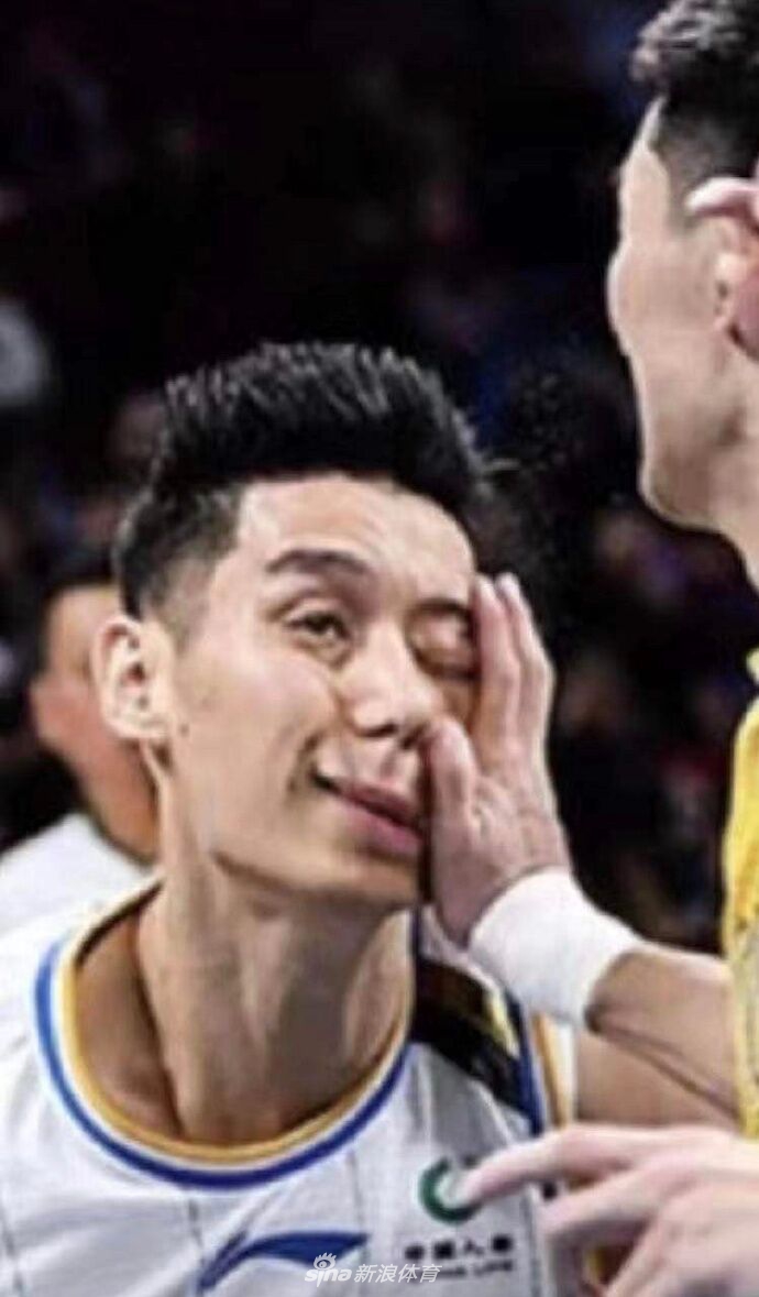 比赛画面中，林书豪持球突破瞬间，立刻陷入对方多名防守球员的合围，一只手臂被对手紧紧缠绕拉扯，肌肉都变了形，这场面确实像极了拳击擂台。