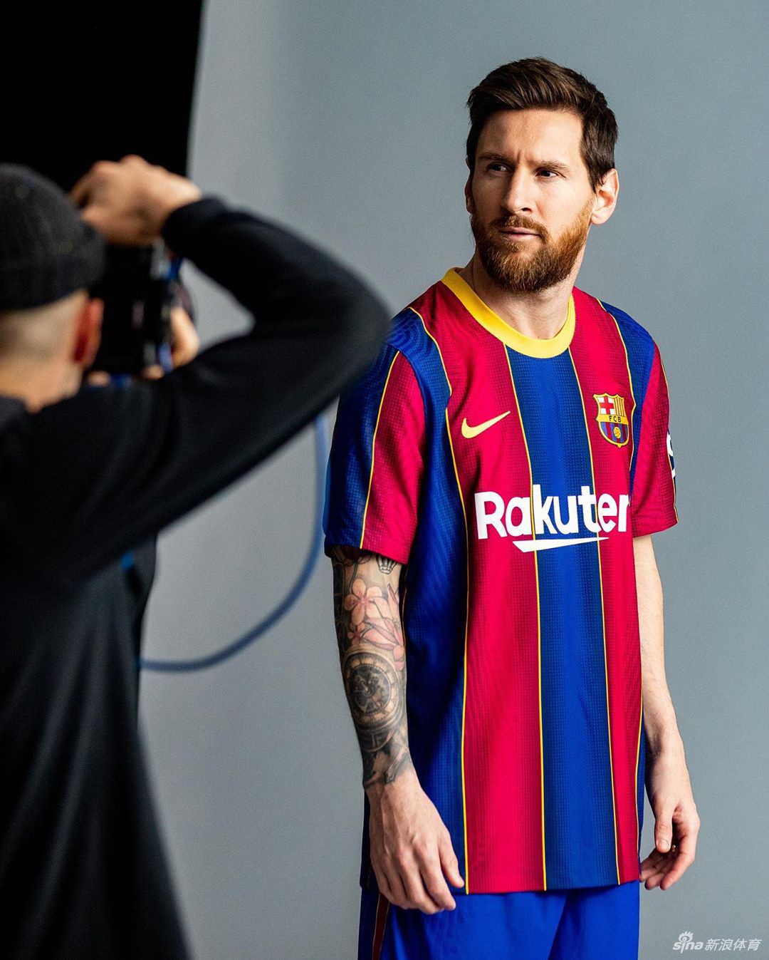 荷兰新星德容身披新球衣，青春的气息与复古的设计在他身上完美融合。金色的镶边仿佛为他镀上了一层未来巨星的光环，他面带微笑，从容不迫，象征着巴萨对未来的投资与期望，红蓝的下一个十年，正需要这样的年轻力量来书写。