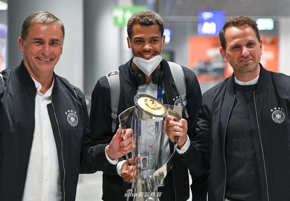 独角戏的荣耀时刻，一名德国U21队员独自亲吻并高举欧青赛冠军奖杯，在机场到达大厅留下属于自己和新一辈德国足球的辉煌印记