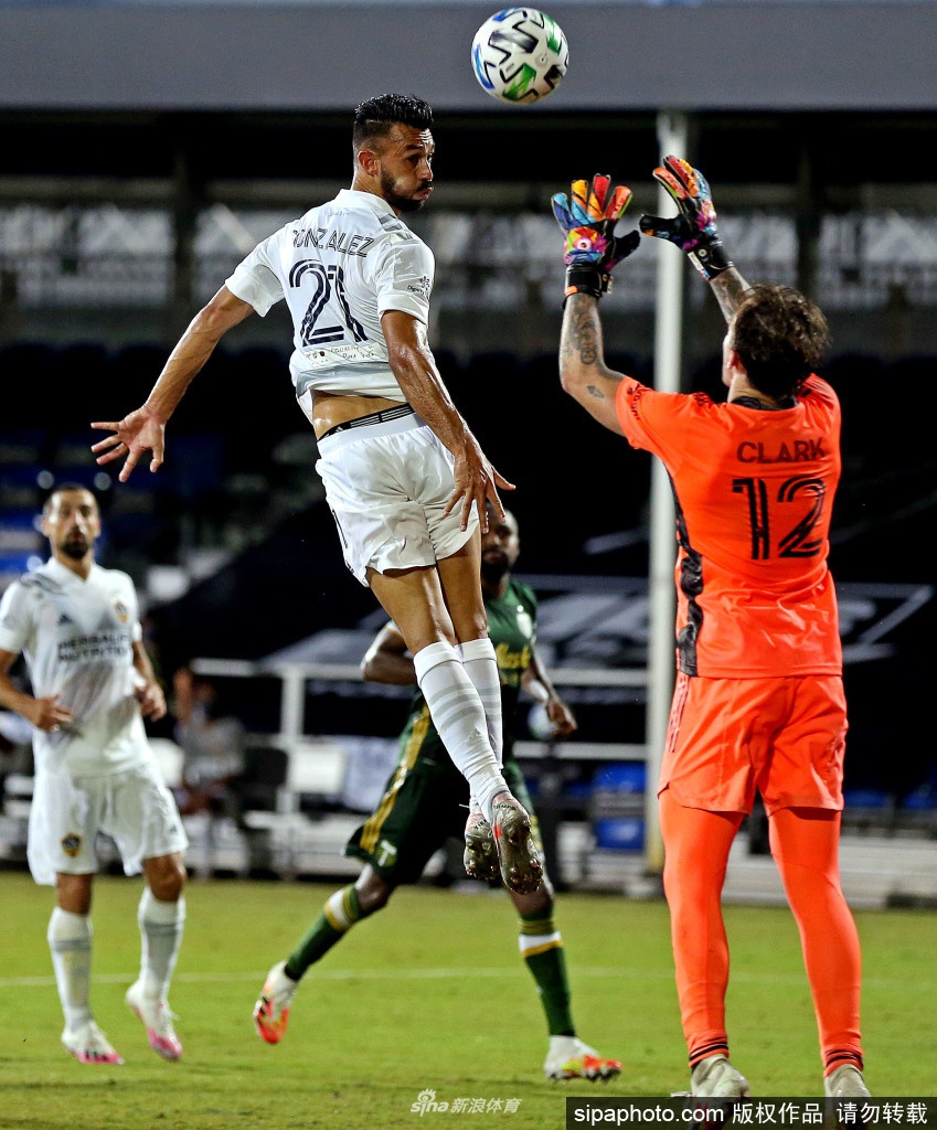 波特兰木材队的进攻核心塞瓦斯蒂安·布兰科在对方多名防守球员的围堵下，依然展现出精湛的脚下技术，他冷静地护住皮球，犀利的眼神仿佛正在寻找对手防线的空隙。